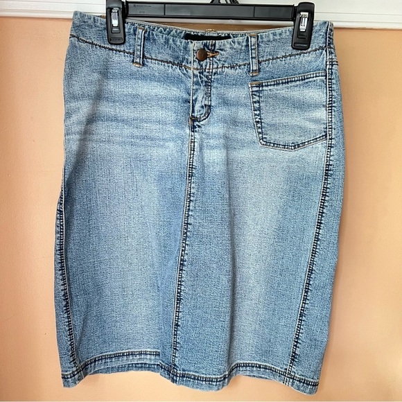 EXPRESS Jeans Womens Denim Mini Skirt 3/4 Small Low-Rise Stretch Back Slip - Picture 5 of 17